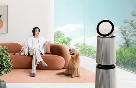 เจฟ ซาเตอร์ และสุนัขตัวโปรดผ่อนคลายในห้องนั่งเ่ลนที่มีเครื่องฟอกอากาศ LG Aero Tower