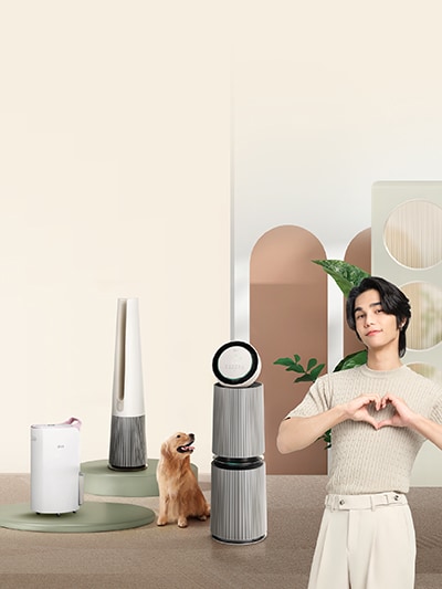 เจฟ ซาเตอร์และสุนัขลาบราดอร์ในห้องที่มีเครื่องฟอกอากาศ LG 3 แบบ
