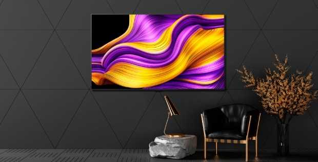 ทีวี LG OLED ในห้องโทนโมโนโครม ติดตั้งข้างเก้าอี้โครงไม้บุนวมสีดำ