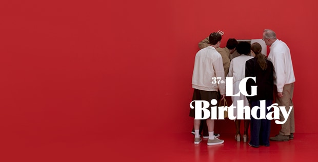 หลายคนกำลังมองไปที่ประตูเล็กบนผนังสีแดงด้วยความสงสัยว่า LG Birthday คือกิจกรรมอะไร