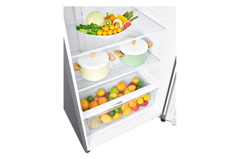 มุมกดเยื้องทางซ้ายแสดงภายในของตู้เย็น ซึ่งวางหม้อเล็กสองใบได้