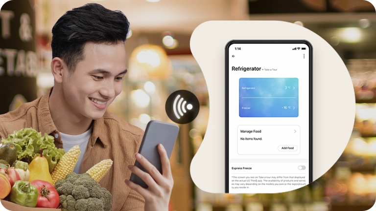 ชายคนหนึ่งควบคุมตู้เย็นด้วย LG ThinQ ผ่านสมาร์ทโฟนในตลาดแห่งหนึ่ง