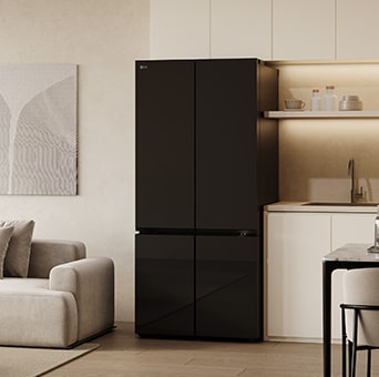 ห้องครัวที่ทันสมัยสะท้อนให้เห็นการออกแบบอันทันสมัยของตู้เย็น LG หลายประตูที่มีประตูกระจกสีดำ
