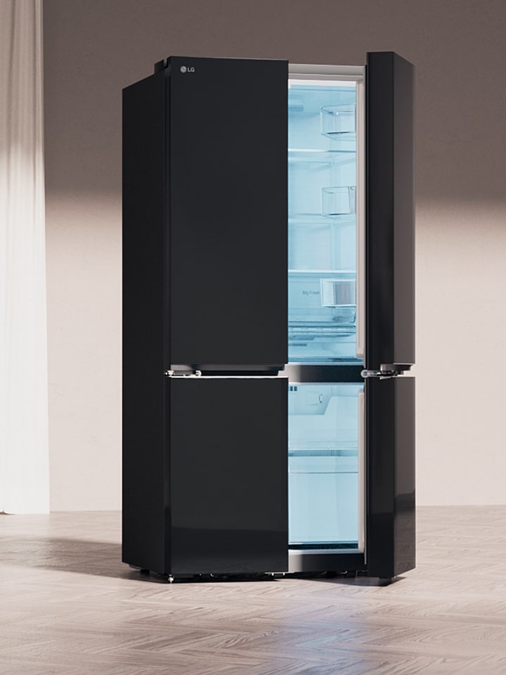 ห้องครัวที่ทันสมัยสะท้อนให้เห็นการออกแบบอันทันสมัยของตู้เย็น LG หลายประตูที่มีประตูกระจกสีดำ