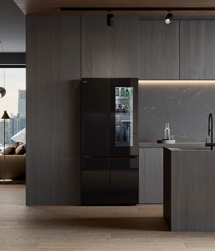 ห้องครัวที่ทันสมัยสะท้อนให้เห็นผ่านการออกแบบอันทันสมัยของตู้เย็น4ประตูของ LG ที่มีประตูกระจกสีดำ