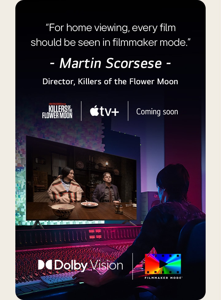 ชายในสตูดิโอตัดต่อภาพอันมืดมิดกำลังดูทีวี LG ที่แสดงภาพยนตร์เรื่อง 'Killers of the Flower Moon' ข้อความในภาพเขียนว่า "สำหรับการดูที่บ้าน ภาพยนตร์ทุกเรื่องควรดูในโหมดผู้สร้างภาพยนตร์" ตามด้วย "มาร์ติน สกอร์เซซี่ ผู้กำกับ Killers of the Flower Moon" อยู่ข้างใต้ โลโก้ Killers of the Flower Moon, โลโก้ Apple TV และคำว่า "เร็วๆ นี้" อยู่ด้านล่าง