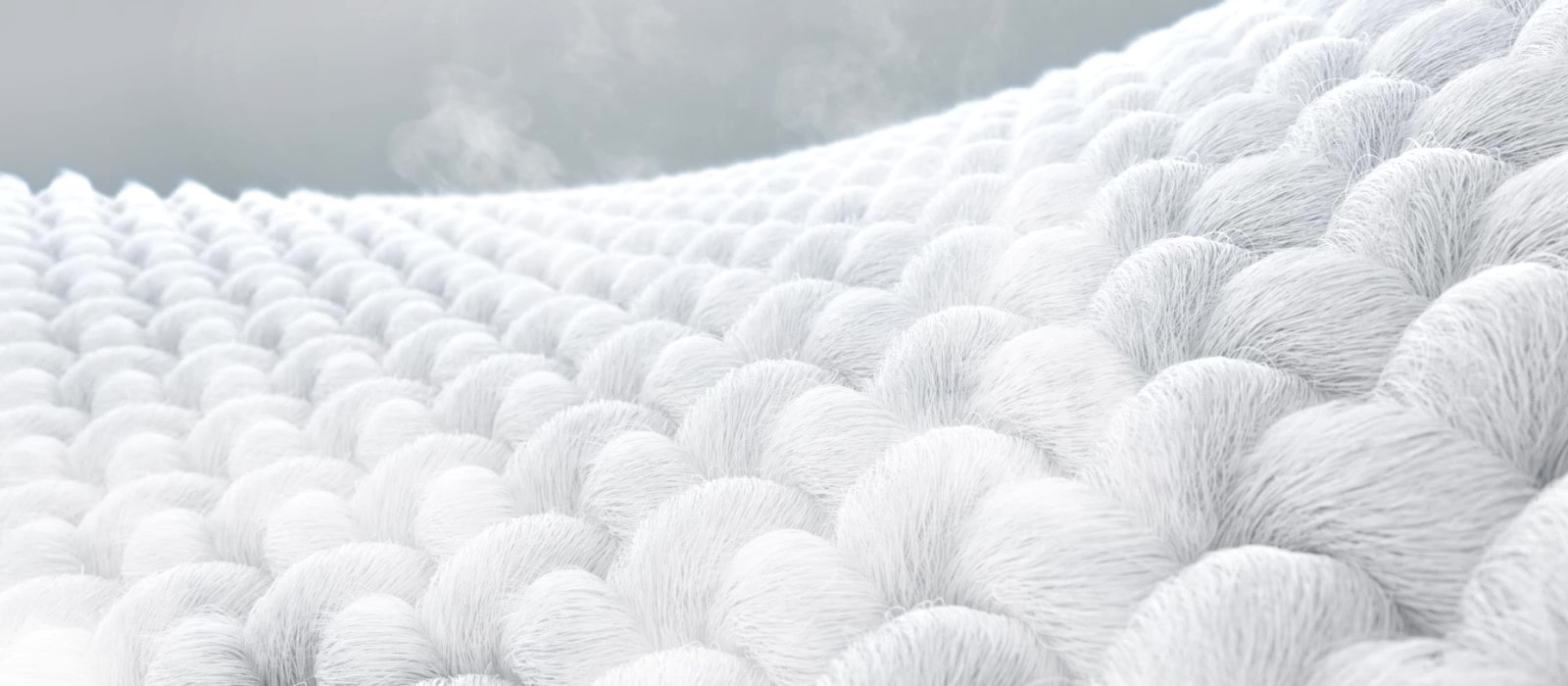 ผู้หญิงกำลังใส่เสื้อผ้าและนำออกจากเครื่องซักผ้าฝาบน