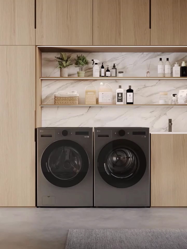 วิดีโอซูมเข้าไปที่เครื่องซักผ้า LG ในห้องซักรีด พร้อมกับเครื่องอบผ้า LG