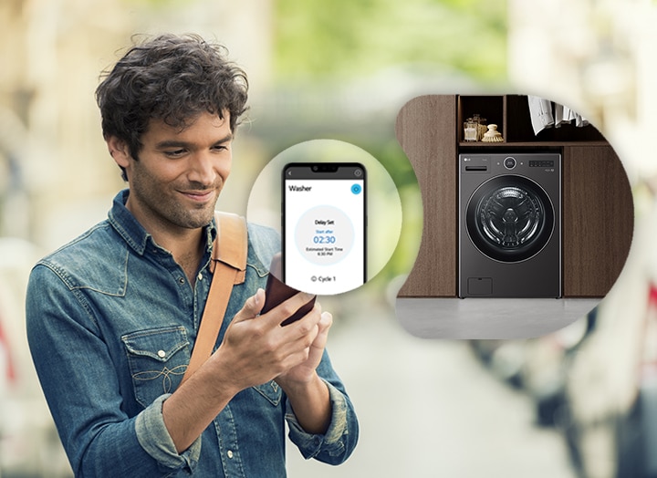 ชายคนหนึ่งควบคุมเครื่องซักผ้า LG จากระยะไกลผ่านแอป ThinQ