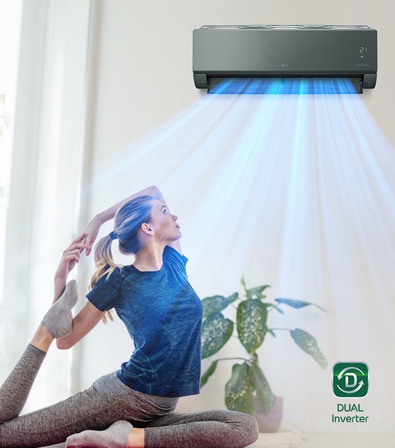 ผู้หญิงกำลังยืดตัวอยู่บนพื้น เบื้องหลังคือเครื่องปรับอากาศและอากาศสีฟ้าไหลผ่านผู้หญิงและห้อง โลโก้อินเวอร์เตอร์คู่อยู่ที่มุมล่างขวา