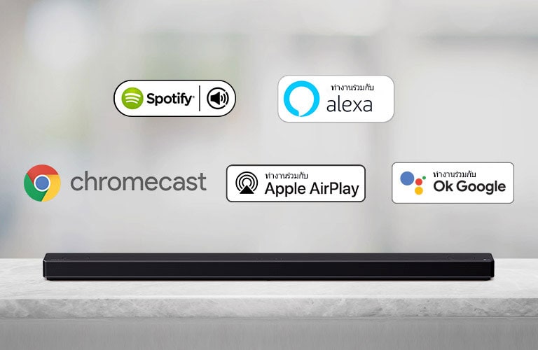 มีซาวด์บาร์วางอยู่บนชั้นวางสีเทา และมีโลโก้แพลตฟอร์ม AI ของ Spotify, Alexa, Chromecast, Apple Airplay และ OK Google เรียงตามลำดับจากซ้ายไปขวา
