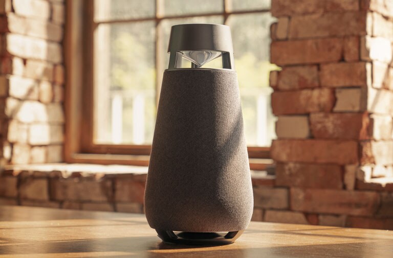 ภาพของ XBOOM 360 XO3 บนโต๊ะอาหารในตอนเช้า