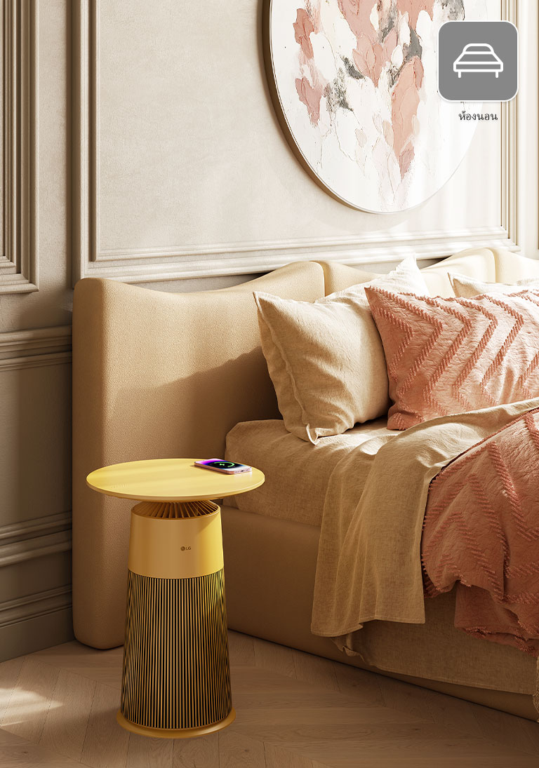 ผลิตภัณฑ์ถูกวางไว้ข้างเตียง โทรศัพท์มือถือกำลังชาร์จไฟแบบไร้สายที่ด้านบนของผลิตภัณฑ์