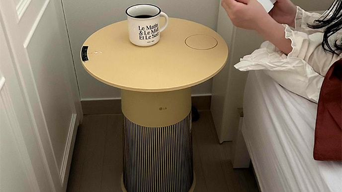 ผลิตภัณฑ์ถูกวางไว้ข้างเตียง ผู้ใช้วางกาแฟไว้บนผลิตภัณฑ์และใช้งานเป็นโต๊ะแคบๆ ได้สะดวก
