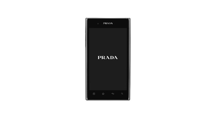 มุมมองด้านหน้าของ แอนดรอยด์สมาร์ทโฟน ออกแบบดีไซน์ทันสมัยโดย PRADA หน้าจอ Nova Plus สว่างที่สุดในโลก PRADA Phone 3.0 By LG