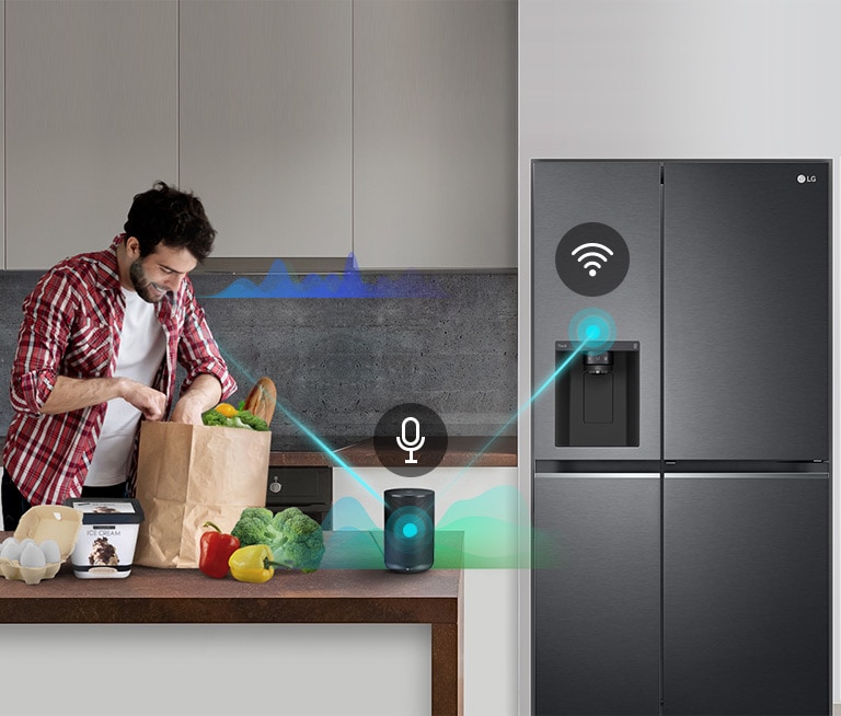 ชายสวมเสื้อเชิ้ตกำลังจัดถุงอาหารในครัว ถัดจากตู้เย็น LG มีสัญลักษณ์ WiFi เชื่อมต่ออุปกรณ์