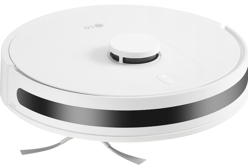 มุมมองฝั่งหัวดูดของหุ่นยนต์ดูดฝุ่น LG CordZero R5-MAX มีผ้าถูพื้น 2 แถบ ตัวเครื่องทรงกลมแบน มีแถบเซ็นเซอร์สีดำ