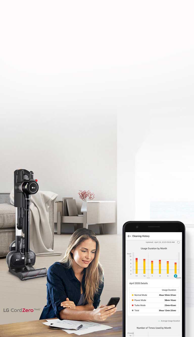 เครื่องดูดฝุ่น LG CordZero วางใกล้โต๊ะผู้หญิงถือโทรศัพท์มือถือที่แสดงกราฟประวัติการทำความสะอาด
