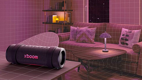 LG xboom วางอยู่บนโต๊ะในห้องนั่งเล่นที่ล้อมรอบด้วยเฟอร์นิเจอร์