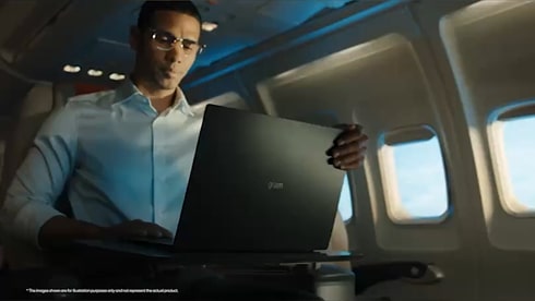 ชายคนหนึ่งนั่งเศร้าอยู่ในรถของเขา อุปกรณ์ AI ของ LG แสดงภาพถ่ายครอบครัวของชายคนหนึ่ง ใบหน้าของชายที่ยิ้มแย้มสะท้อนอยู่ในกระจกมองหลัง.