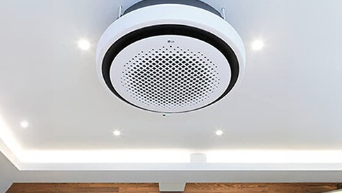 เครื่องปรับอากาศแบบกลม LG ถูกติดตั้งบนเพดานร้านอาหาร.
