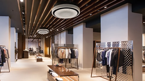 เครื่องปรับอากาศแบบกลม LG ถูกติดตั้งในร้านเสื้อผ้า.