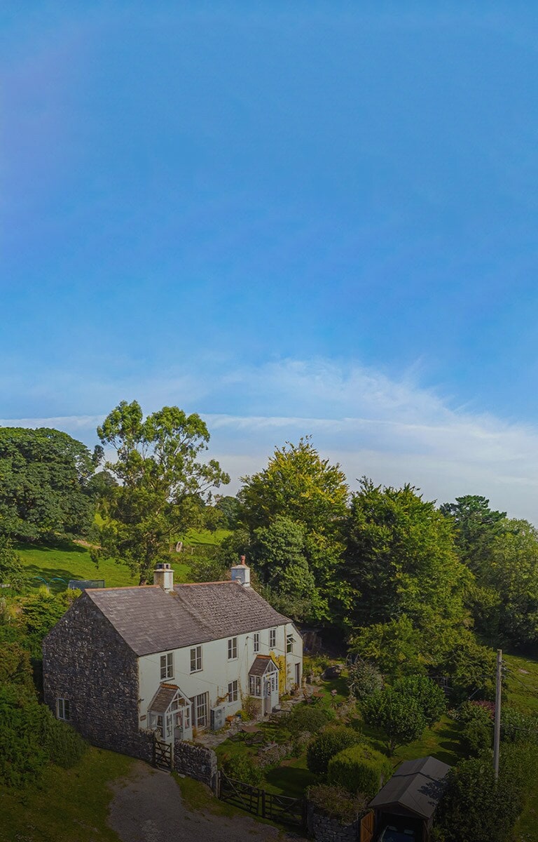 มีบ้านหลังใหญ่กลางทุ่งหญ้าเขียวขจี