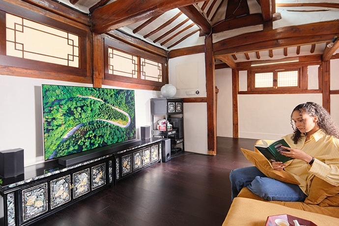 ภาพที่มีบุคคลและเครื่องใช้ไฟฟ้าภายในบ้านของ LG