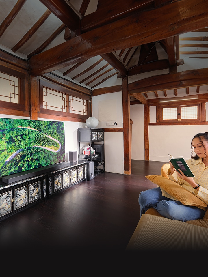 ภาพที่มีบุคคลและเครื่องใช้ไฟฟ้าในบ้านจาก LG ปรากฏอยู่ด้วย