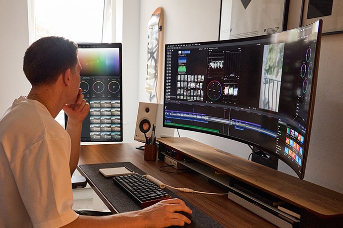 ภาพที่มีบุคคลและเครื่องใช้ไฟฟ้าภายในบ้านของ LG