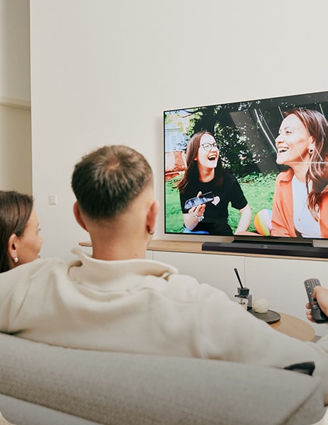 ภาพที่มีบุคคลและเครื่องใช้ไฟฟ้าภายในบ้านของ LG