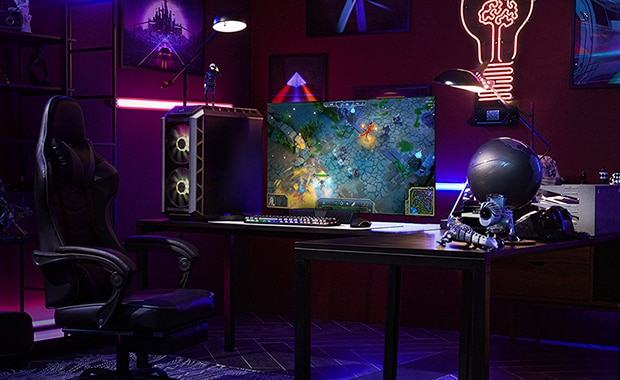 ชายคนหนึ่งเล่นเกมบนโทรทัศน์ LG OLED ที่เล็กที่สุดขณะนั่งอยู่ที่โต๊ะ