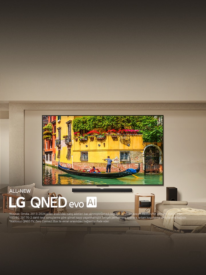 Modern bir yaşam alanında LG Soundbar’ın üzerinde duvara monte edilmiş LG QNED9M. Zero Connect Box kahve sehpasının içinde duruyor.