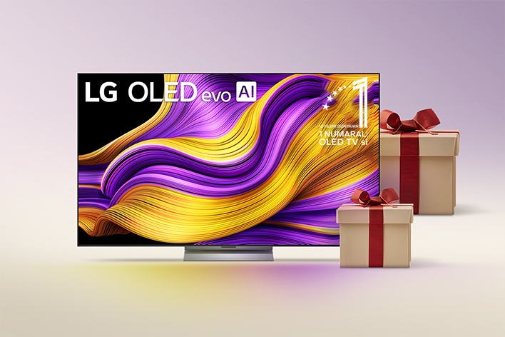 Ekranında LG OLED evo AI 2025 yazan ve 12 yıldır Dünyanın 1 Numaralı OLED TV’si amblemi bulunan LG OLED evo AI. Yanında paketlenmiş hediyeler duruyor.