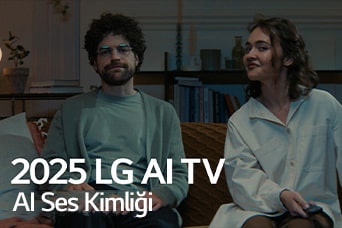 Başlık görülüyor, 2025 LG AI TV, Al Voice ID. Koltukta oturan bir erkek ve kadın, ellerinde TV uzaktan kumandası var.
