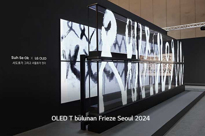 LG OLED T’nin sanat eserini gösteren şeffaf ekranlarının yakından görünümü.