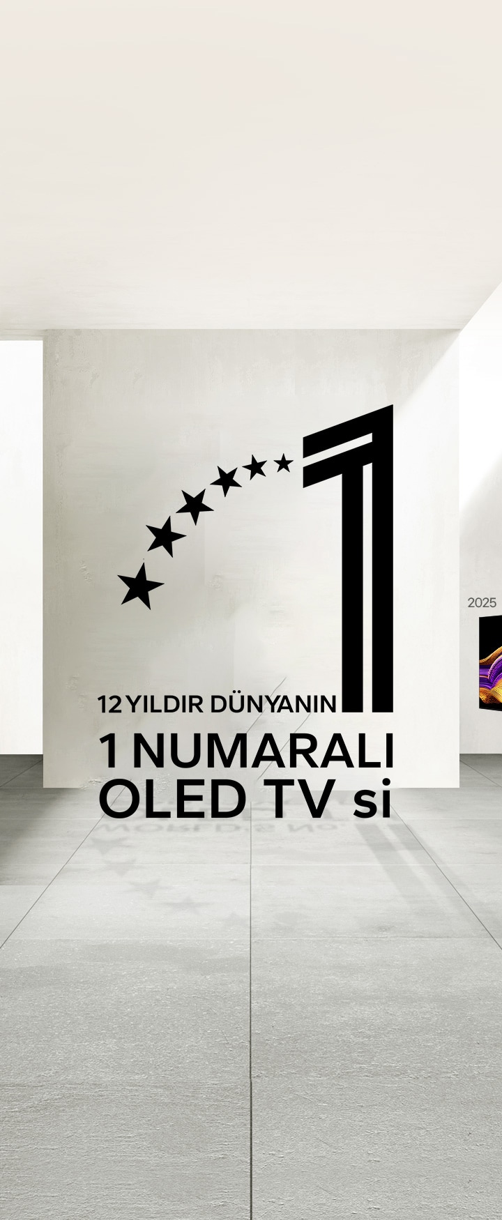 12 yıldır dünyanın 1 numaralı OLED TV’si amblemi. Arka plan bir sergi alanı gibi görünüyor. Uzakta bir LG OLED TV bulunuyor. 