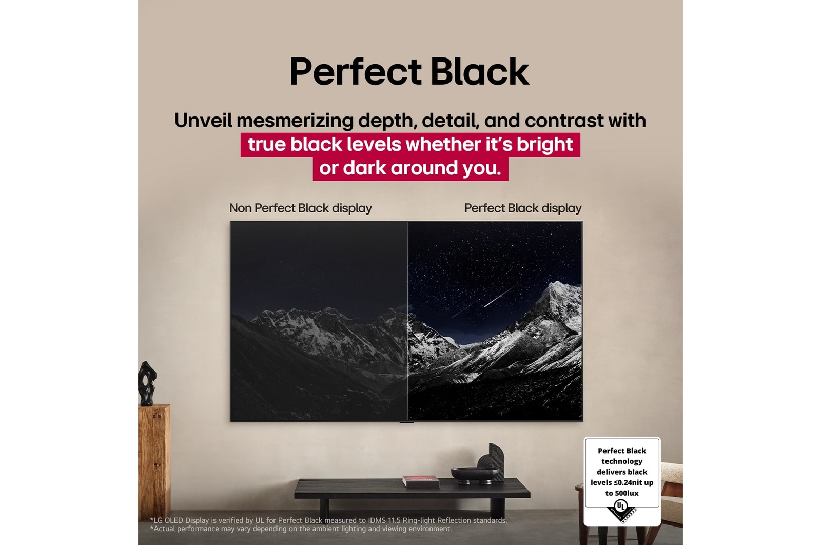 Duvara monte LG OLED TV’nin bulunduğu bir oturma odası alanı. TV ekranında yıldızlarla kaplı karanlık bir gökyüzüyle çevrili bir dağ silsilesi görüntüleniyor. Bu sahne, etrafınız ister aydınlık ister karanlık olsun, Mükemmel Siyah’ın gerçek siyah seviyelerini nasıl sunduğunu göstermek için ikiye bölünmüştür. Sahnenin bir tarafında manzaranın daha donuk ve gri bir versiyonu yer alıyor ve Mat ekran olarak etiketlenmiş. Diğer tarafta ise daha geniş bir siyah-beyaz dinamik aralığına sahip daha göz alıcı bir görüntü yer alıyor. Bu kısım, Mükemmel Siyah ekran olarak etiketlenmiştir. Logo sertifikası da görünüyor. Mükemmel Siyah Teknolojisi, 500 lüks’e kadar 0,24 nit veya daha düşük siyah seviyeleri sunar. Yanındaki metin balonunda Mükemmel Siyah onay işaretini kontrol edin yazıyor.