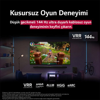 Loş ışıklı bir oturma odasında QNED9M ekranında bir oyun görüntüleniyor. Zero Connect Box kahve sehpasının içinde duruyor. Metin, düşük gecikme süreli 144Hz ultra hızlı kablosuz oyun performansından söz ediyor.