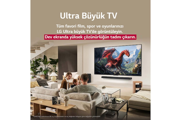 Koltukta oturan bir aile ile karşılarında LG Soundbar üzerinde duvara monte LG QNED TV görüntüsü. Bir kız çocuğu ekranda gösterilen iki yunusa işaret ediyor. Başlık, devasa ekranda her aksiyonun nasıl daha heyecan verici olduğundan bahsediyor.