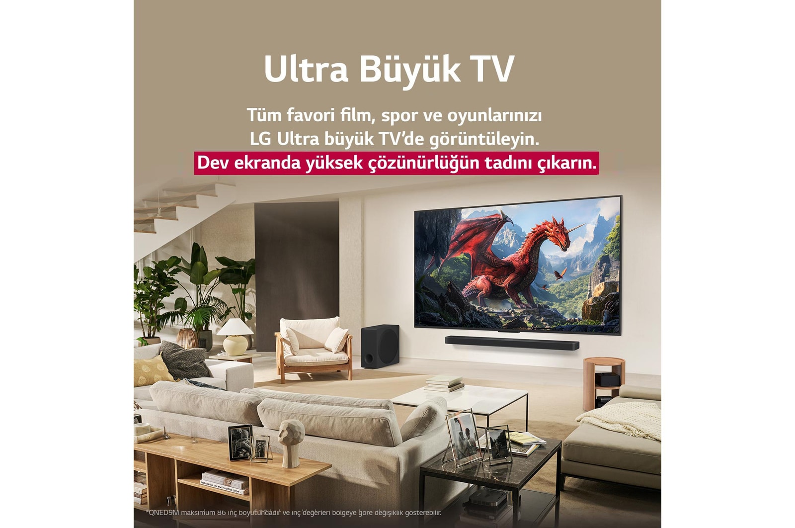 Koltukta oturan bir aile ile karşılarında LG Soundbar üzerinde duvara monte LG QNED TV görüntüsü. Bir kız çocuğu ekranda gösterilen iki yunusa işaret ediyor. Başlık, devasa ekranda her aksiyonun nasıl daha heyecan verici olduğundan bahsediyor.