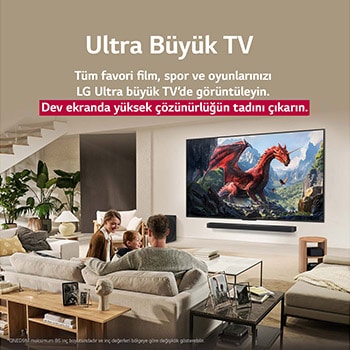 Koltukta oturan bir aile ile karşılarında LG Soundbar üzerinde duvara monte LG QNED TV görüntüsü. Bir kız çocuğu ekranda gösterilen iki yunusa işaret ediyor. Başlık, devasa ekranda her aksiyonun nasıl daha heyecan verici olduğundan bahsediyor.