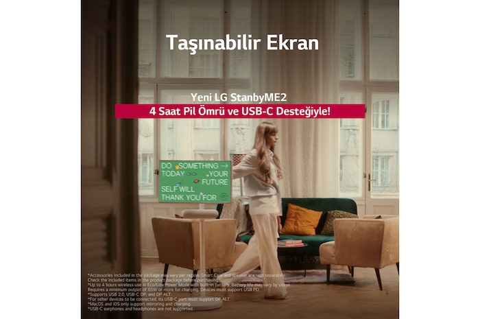 TV standı üzerinde LG StanbyME 2’yi tekerlekleriyle hareket ettiren bir kişi. Metin, Süper Taşınabilir Ekranın 4 saat kablosuz oynatma süresi ve USB-C özelliğini nasıl sunduğunu anlatıyor. 