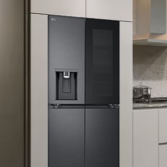 InstaView buzdolabı bulunan modern bir mutfağın içi.