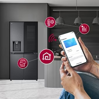 InstaView buzdolabı bulunan modern bir mutfağın içi.