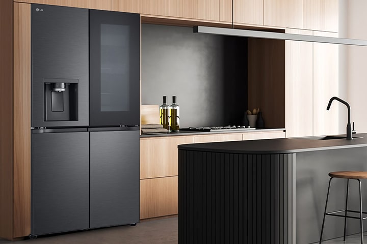 InstaView buzdolabı bulunan modern bir mutfağın içi.