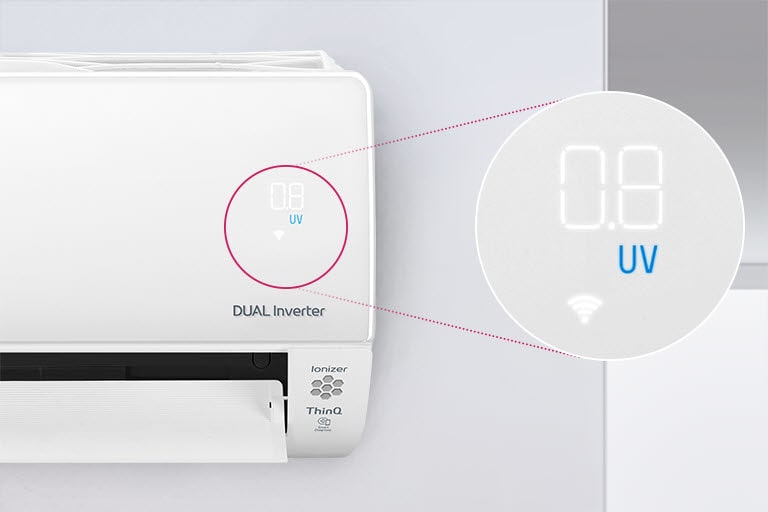 LG klimanın yarısı, açık olduğunu gösterecek şekilde duvara monte edilmiş olarak görülür. Makinenin hava kalitesi ışıklarının etrafında bir daire bulunur. Genişletilmiş dairede ise hava kalitesi panelini gösteren yeşil ışıklar ve hava kalitesi düzeyini gösteren rakamlar görüntülenir. Makinenin üzerinde DUAL Inverter logosu görülebilir.