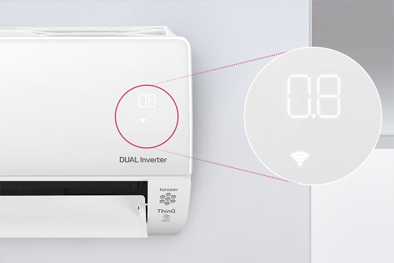 LG klimanın yarısı, açık olduğunu gösterecek şekilde duvara monte edilmiş olarak görülür. Makinenin hava kalitesi ışıklarının etrafında bir daire bulunur. Genişletilmiş dairede ise hava kalitesi panelini gösteren yeşil ışıklar ve hava kalitesi düzeyini gösteren rakamlar görüntülenir. Makinenin üzerinde DUAL Inverter logosu görülebilir.
