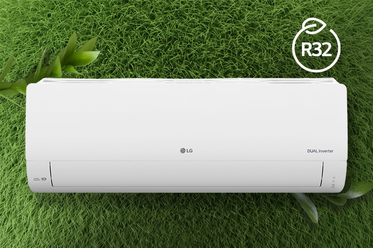LG Klima, çim bir duvara monte edilmiştir. Enerji verimliliği için R32 logosu sağ üst köşededir.