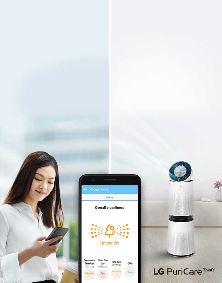 Solda telefonuna bakan kadın, sağda hava arıtma cihazı. LG ThinQ uygulamasında hava kalitesini ve diğer istatistikleri gösteren telefon ekranının ön planda olduğu görüntü.